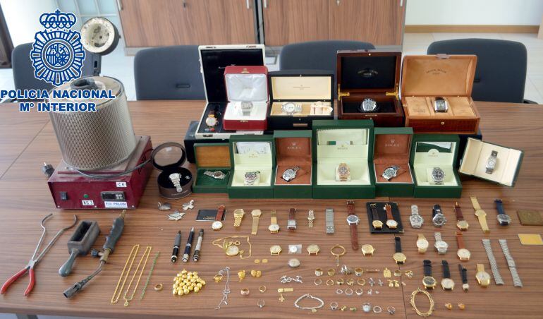 Imagen de las joyas y los relojes incautados