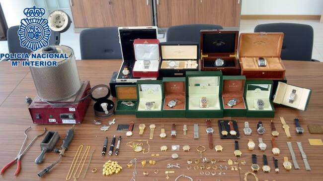 Imagen de las joyas y los relojes incautados