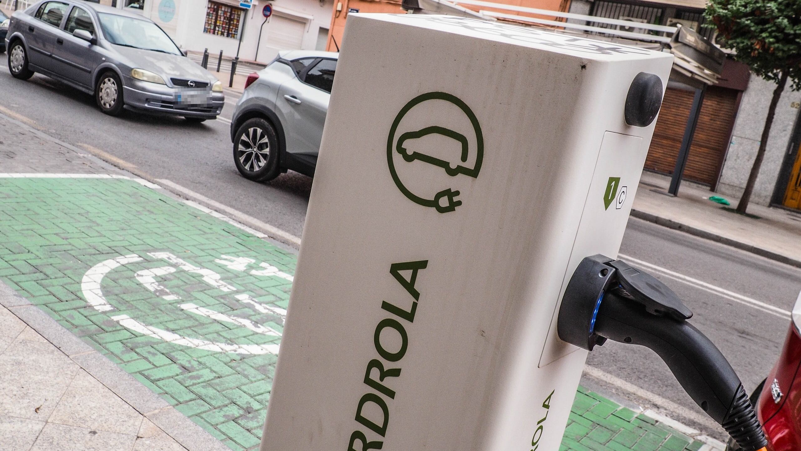 Elda dispone únicamente de dos puntos de recarga públicos con capacidad total para cuatro vehículos