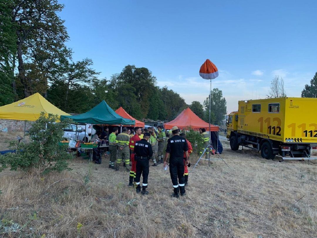 Bomberos realizando labores de extinción del incendio.