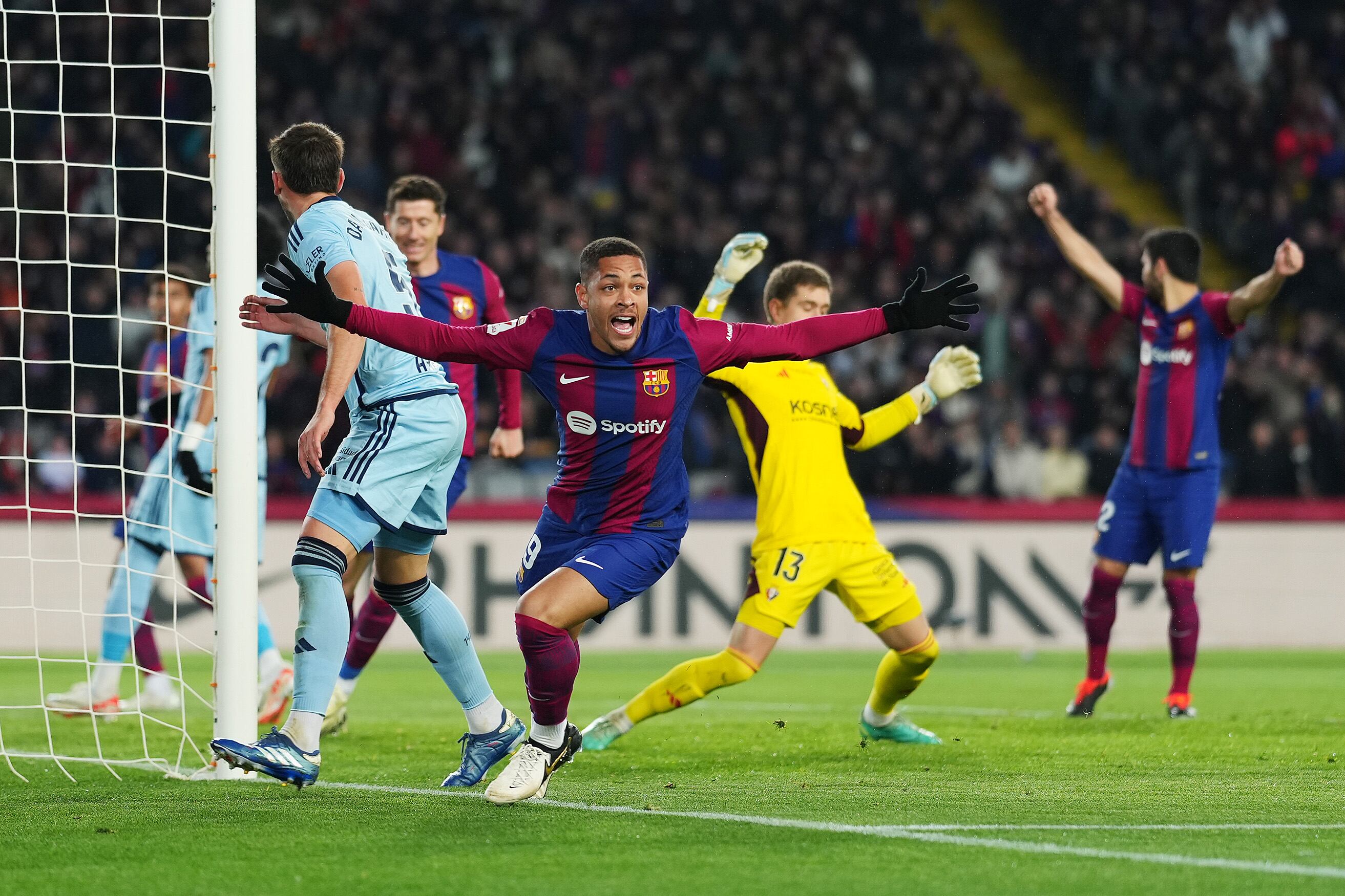 Vitor Roque celebra su primer gol con el FC Barcelona ante Osasuna