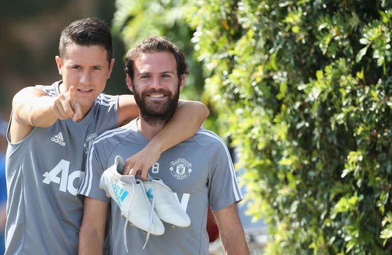 Ander Herrera (izq) y Juan Mata (der).