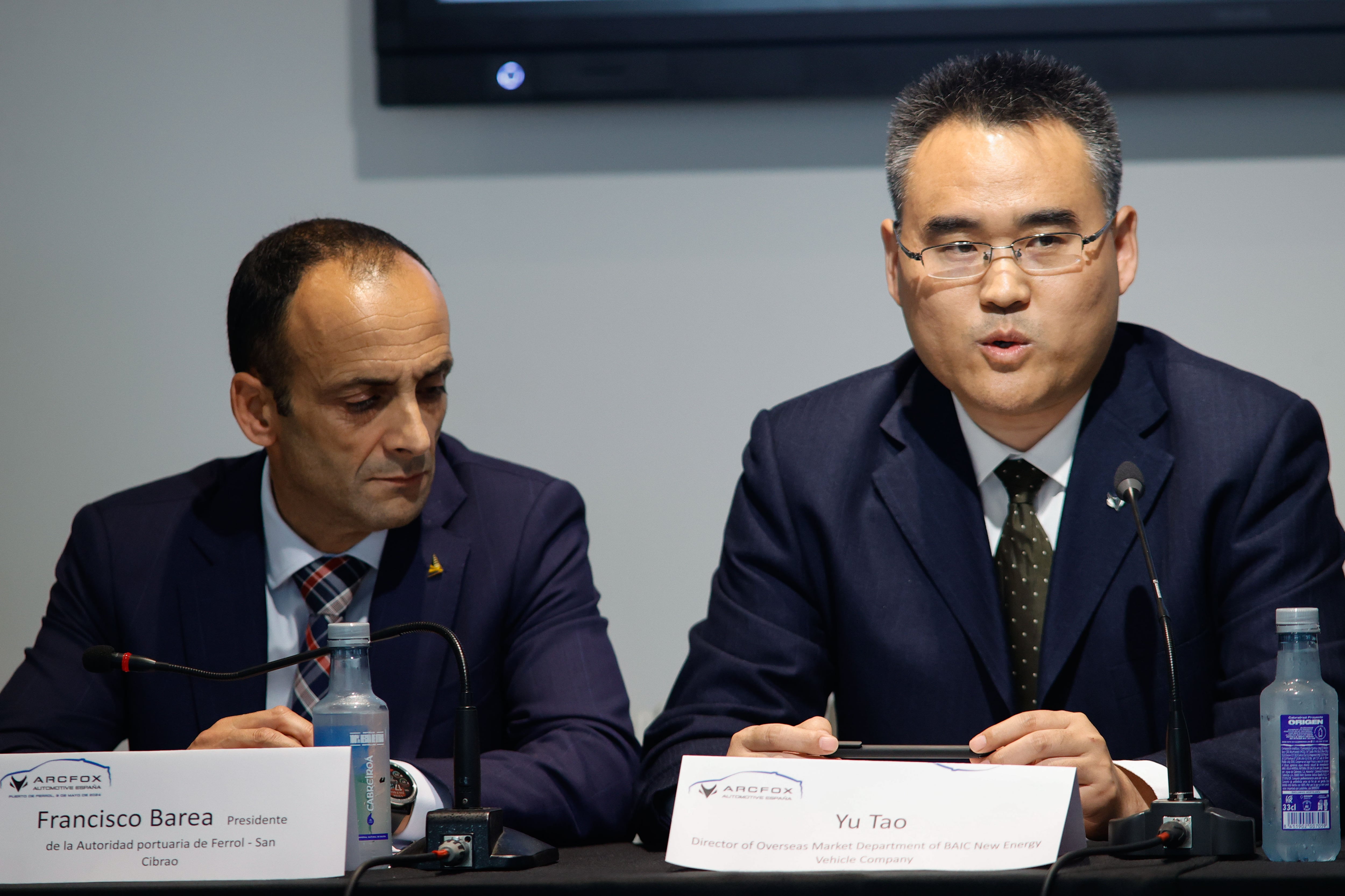 FERRROL, 09/05/2024.- El primer ejecutivo de BAIC New Energy Vehicle Company, Yu Tao (d), junto al presidente del Puerto de Ferrol, Francisco Barea(i), durante la presentación de los vehículos de la firma china Arcfox, este jueves en Ferrol, donde inicia la exportación de sus primeras unidades a países europeos. EFE/ Kiko Delgado.