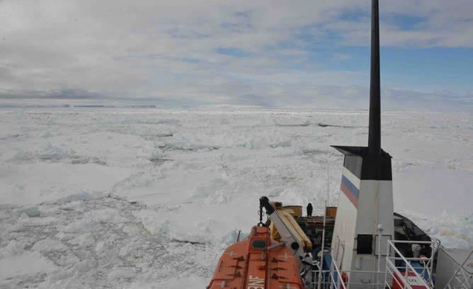 La capa de hielo que rodea la Antártida atrapa un barco científico con 74 investigadores a bordo