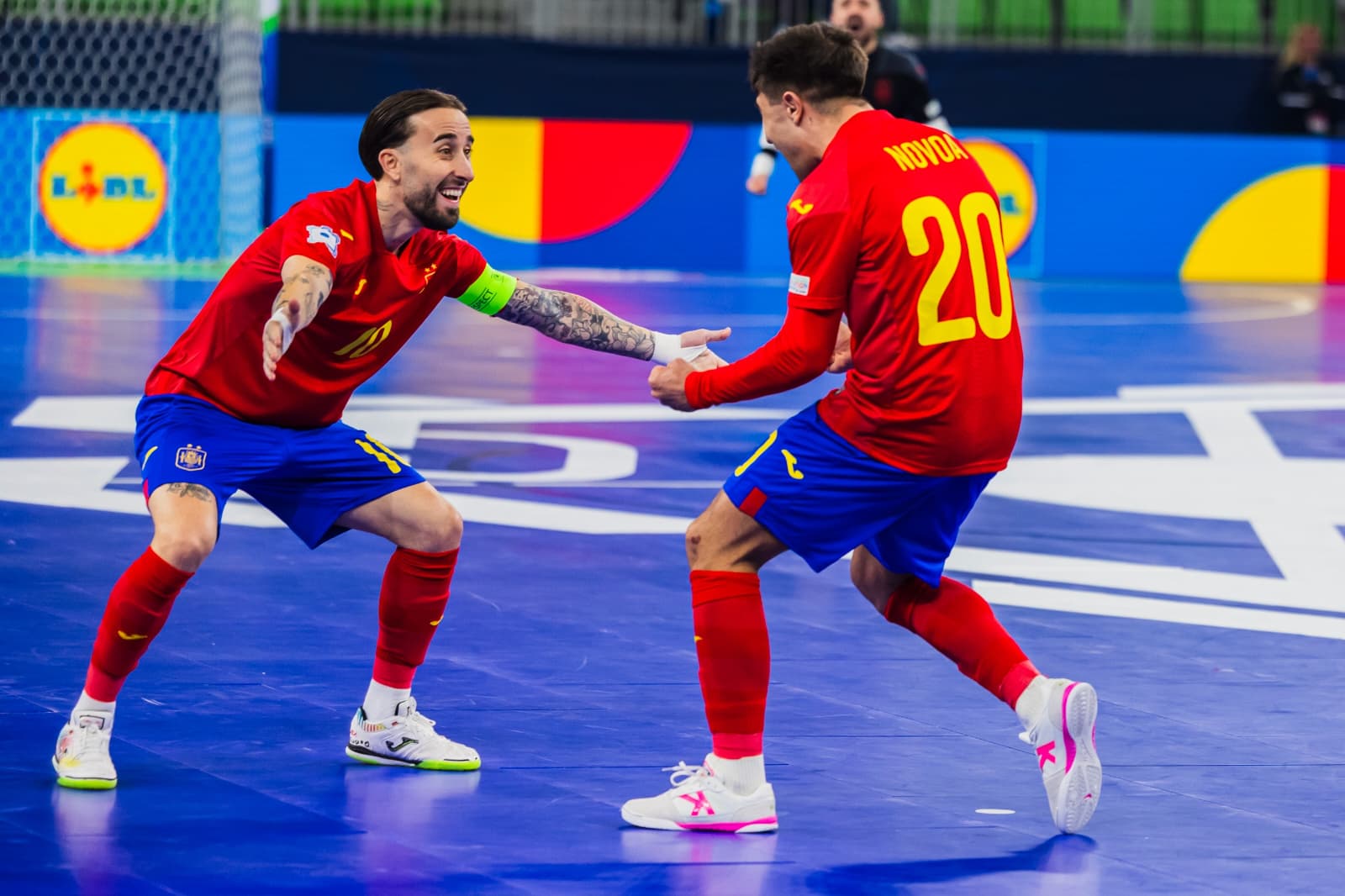 Dos jugadores de la selección española celebran un gol durante el partido