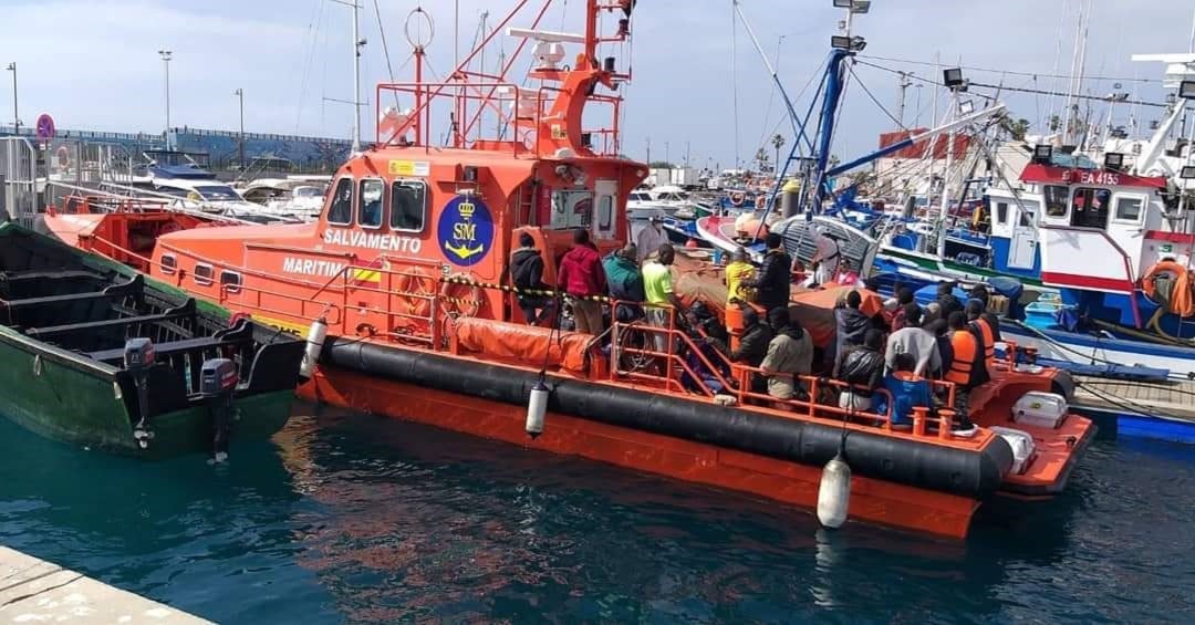 Salvamento Marítimo rescata a cuarenta y ocho personas que viajaban en una patera y que arribó a Tenerife