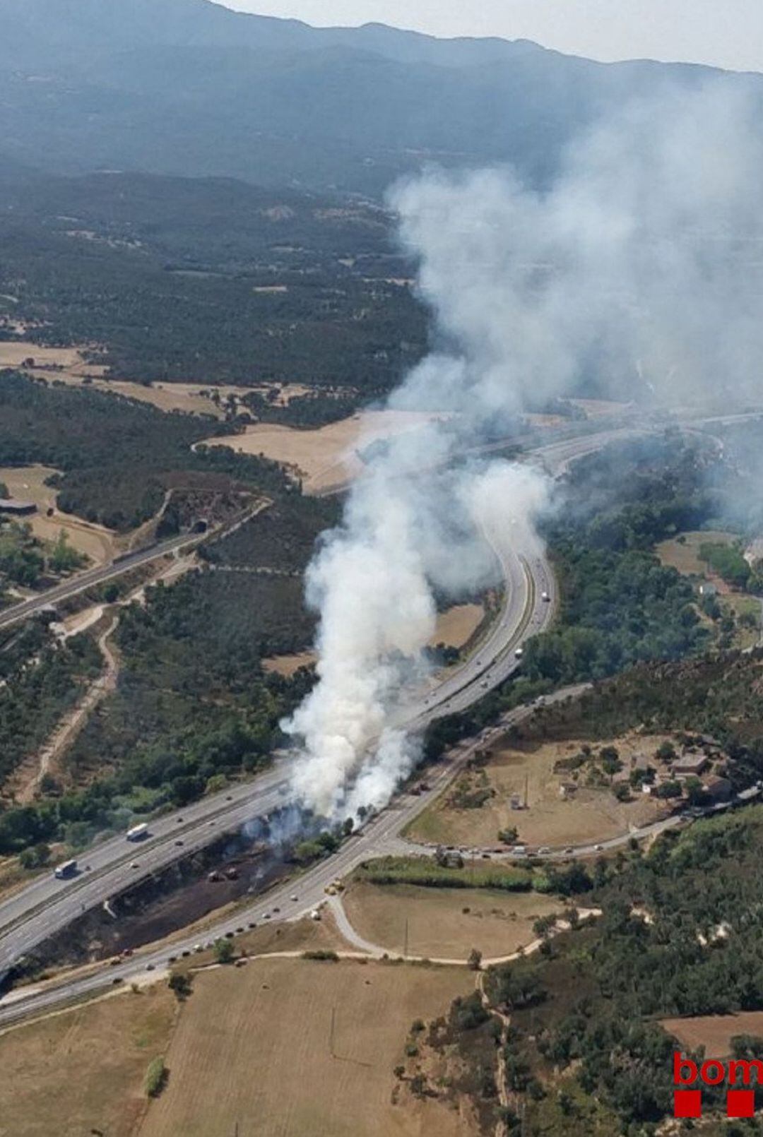 Imatge aèria de l'incendi a l'AP-7 entre Capmany i Agullana de l'1 d'agost