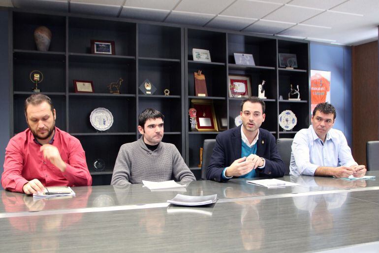 El alcalde de Onda, Ximo Huguet, presenta los presupuestos municipales junto a los representantes de Compromís, Sí Se Puede y Esquerra Unida