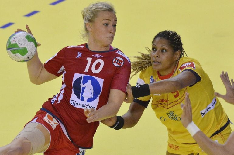 MTI114. Debrecen (Hungary), 13/12/2014.- Stine Bredal Oftedal (L) of Norway and Marta Mangue of Spain in action during the womenís handball European Championship Norway vs. Spain Group I. semifinal match in Fonix Hall in Debrecen, 226 kms east of Budapest