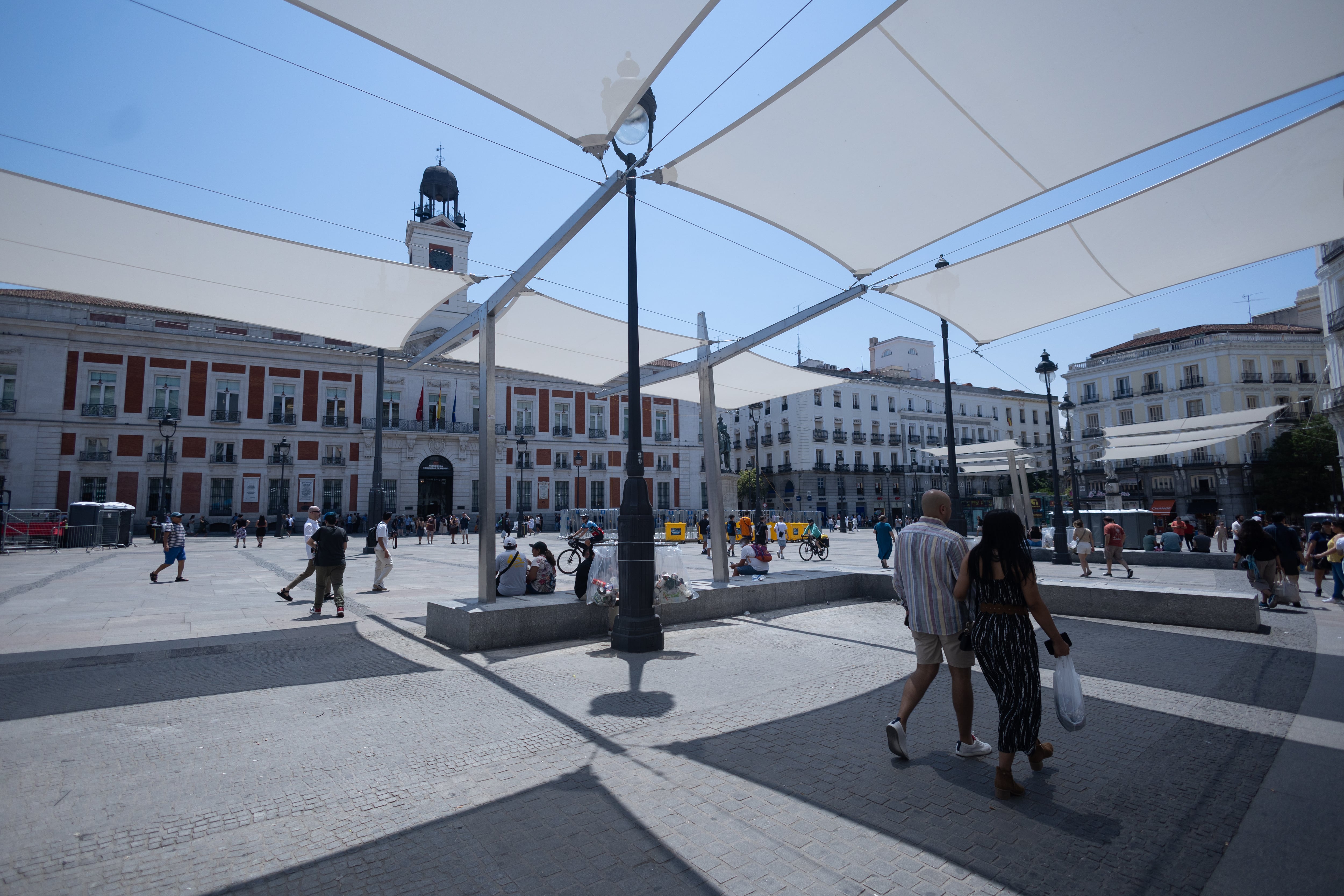 Los nuevos toldos instalados este verano en la Puerta del Sol de Madrid. Eduardo Parra/Europa Press.