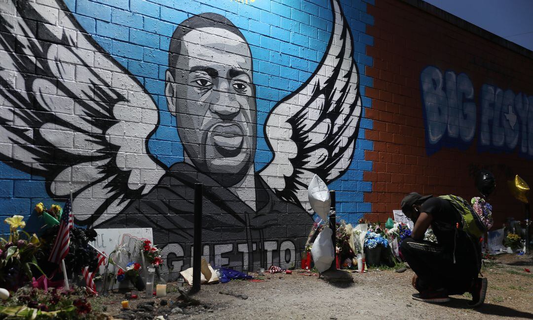 Un mural en memoria de George Floyd.