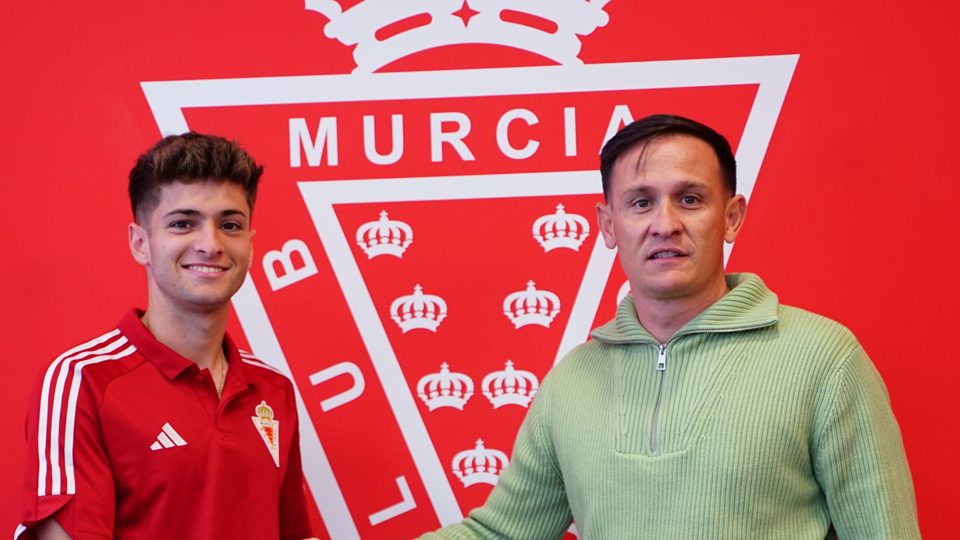 Antonio Vera &#039;Totti&#039; renueva con el Real Murcia y posa junto a Pedro Asensio