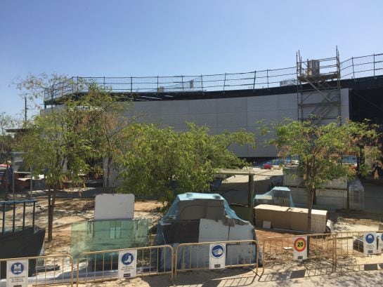 Vista de la marquesina de entrada desde la terraza de la cafetería