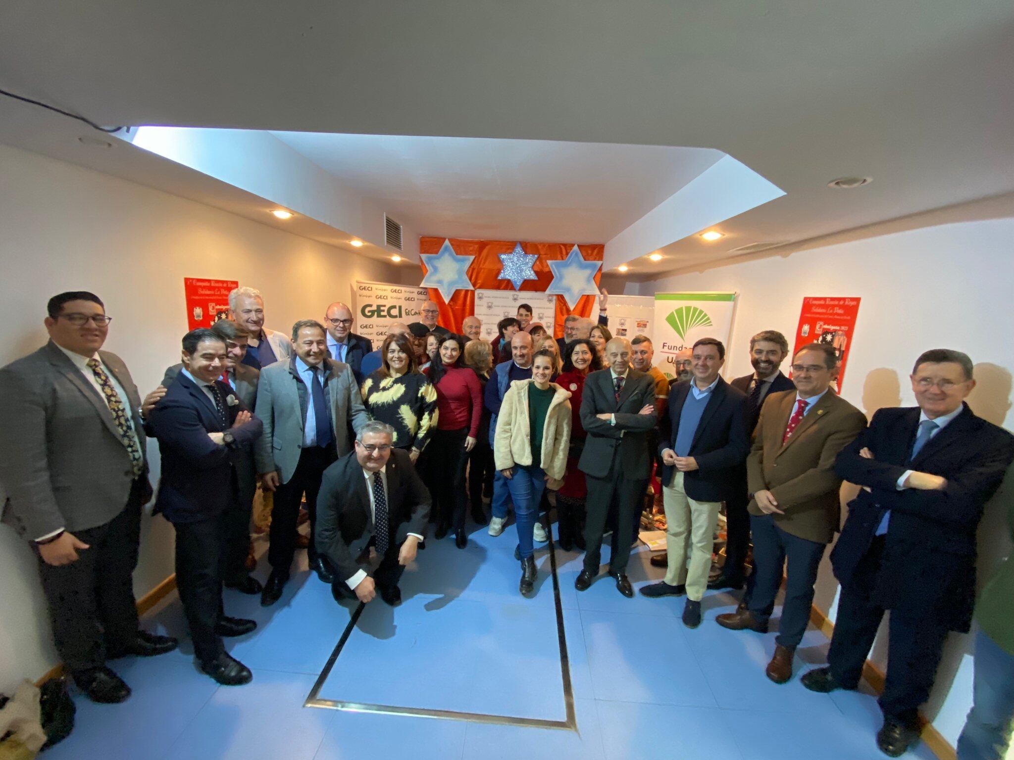 Foto de familia en la entrega de juguetes organizada por el Ayuntamiento