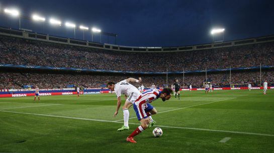 Juanfran pelea una pelota con Gareth Bale.