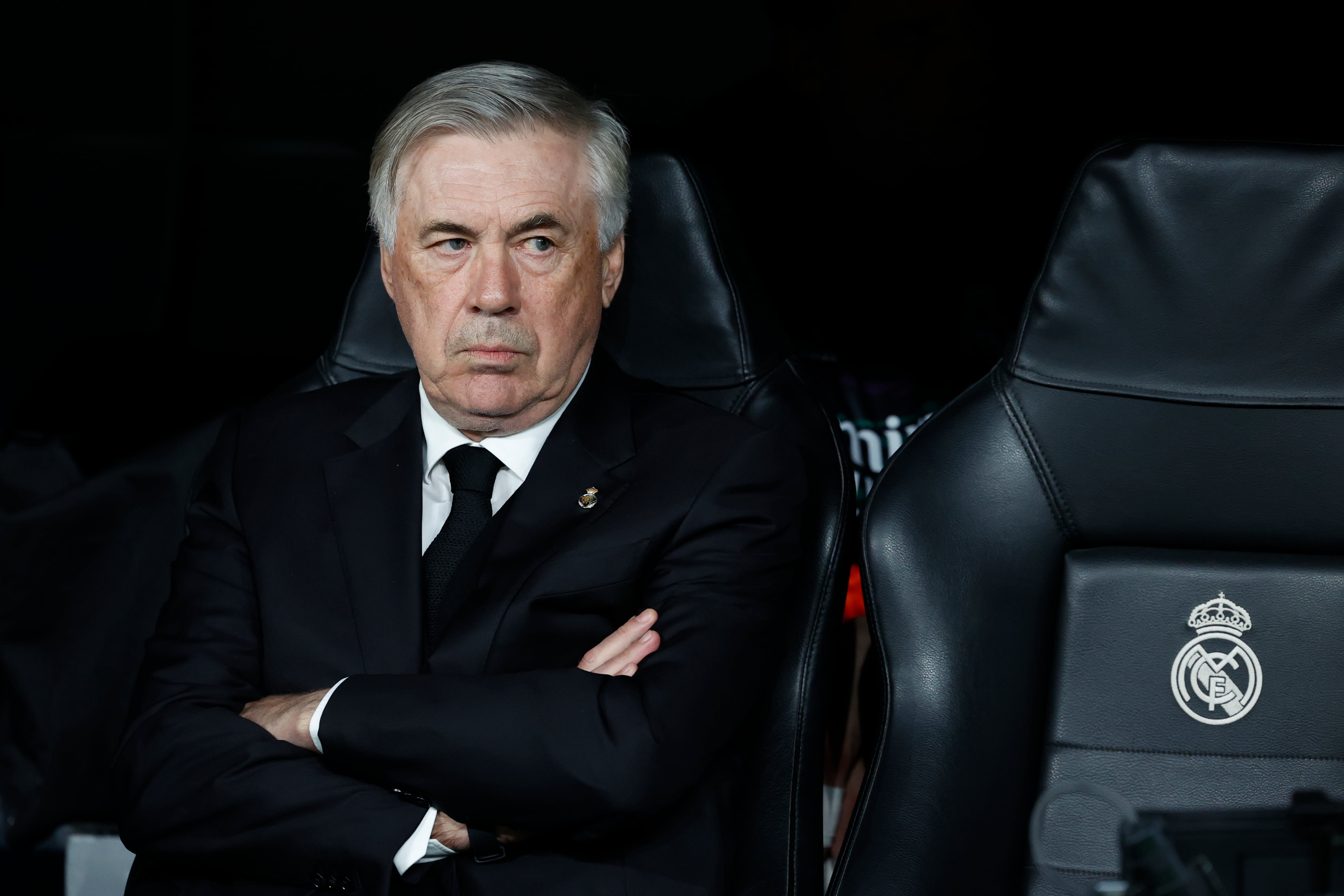 El entrenador del Real Madrid, Carlo Ancelotti, momentos antes del inicio del partido de ida de cuartos de final de la Liga de Campeones que Real Madrid y el Chelsea disputan este miércoles en el estadio Santiago Bernabéu.