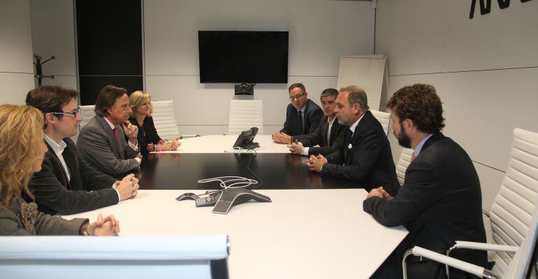 Ignacio García de Vinuesa, alcalde de Alcobendas, visita la empresa Arrow Iberia