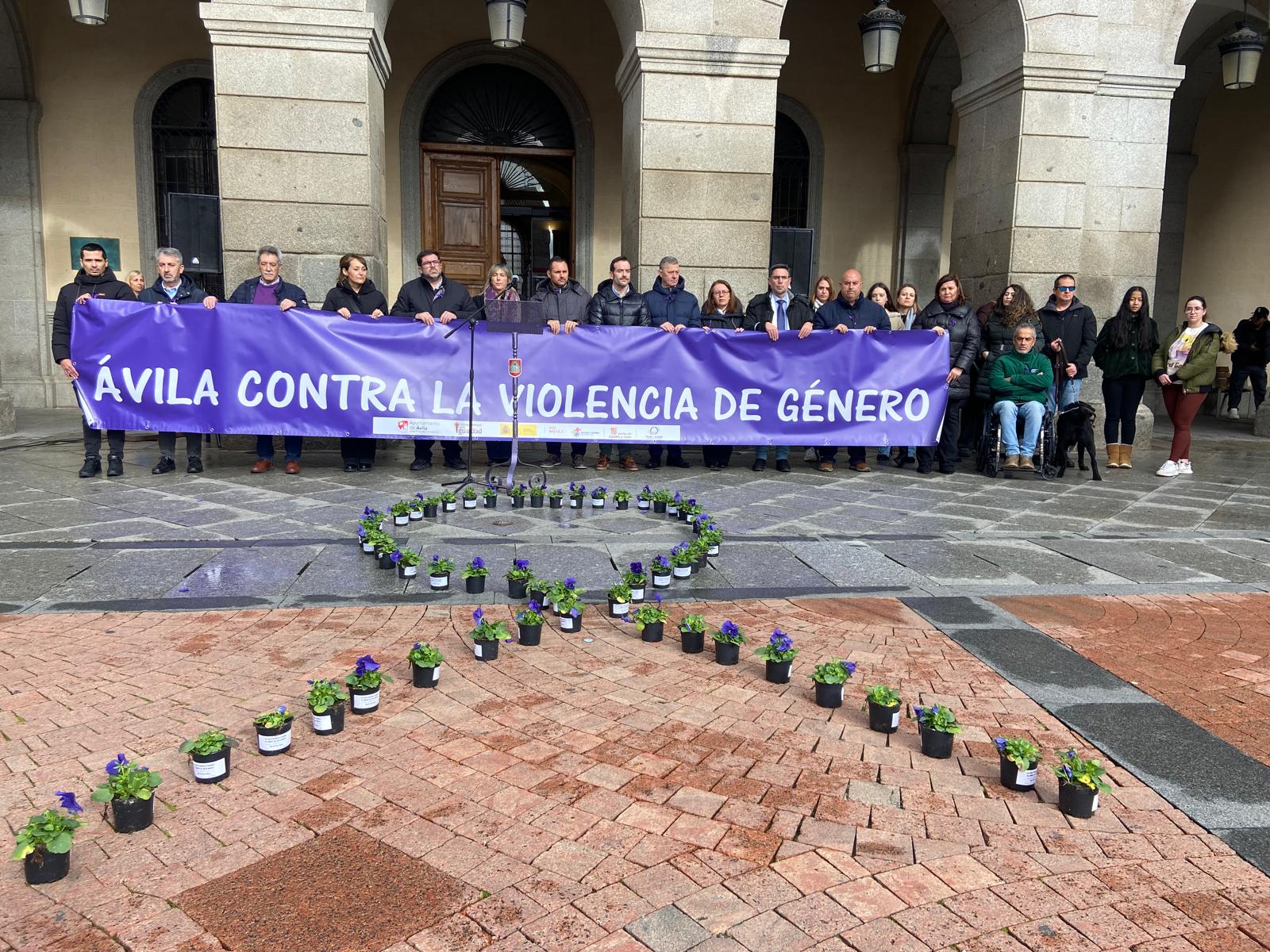 A la concentración y lectura del manifiesto no han asistido los concejales de Vox