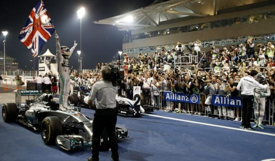 Hamilton celebra su título encima de su coche