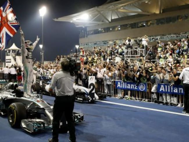Hamilton celebra su título encima de su coche