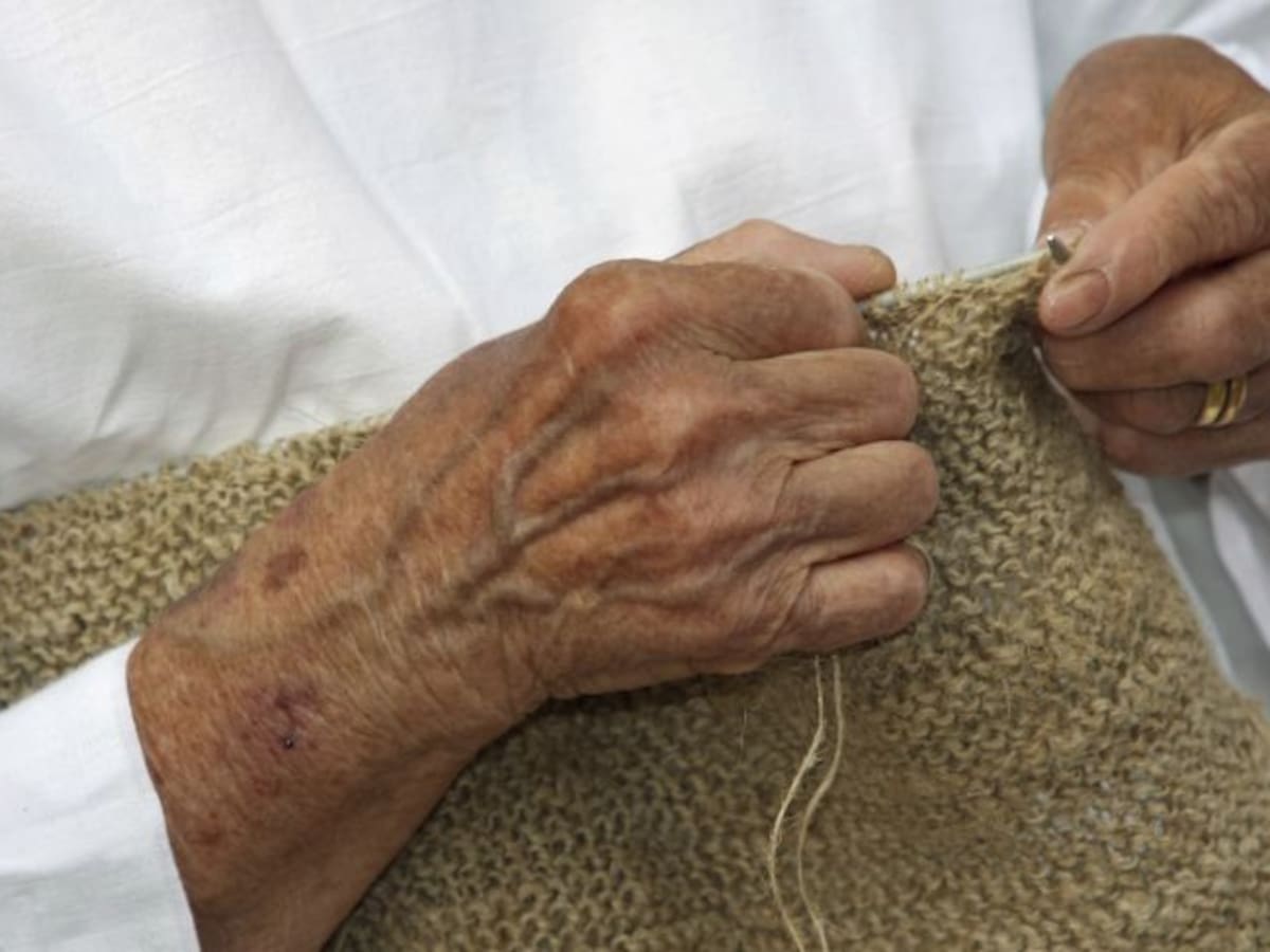 Condenada a trabajos comunitarios por insultar a su madre, de 89 años