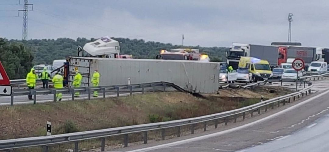 Accidente ocurrido en la A-4, a la altura del término municipal de Villanueva de la Reina.