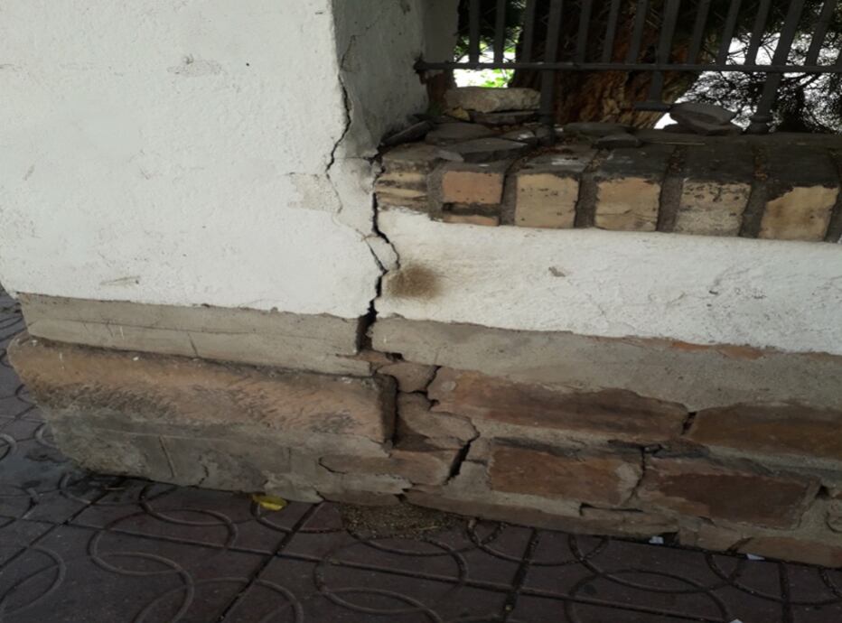 Grieta en el muro exterior del CEIP Colón de Linares