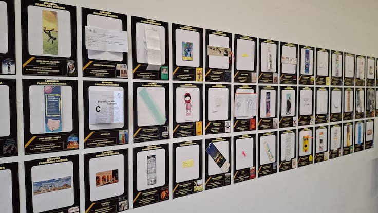 La biblioteca de Errenteria organiza 'Tesoros entre páginas', una muestra de casi 100 objetos que han ido encontrado en los libros