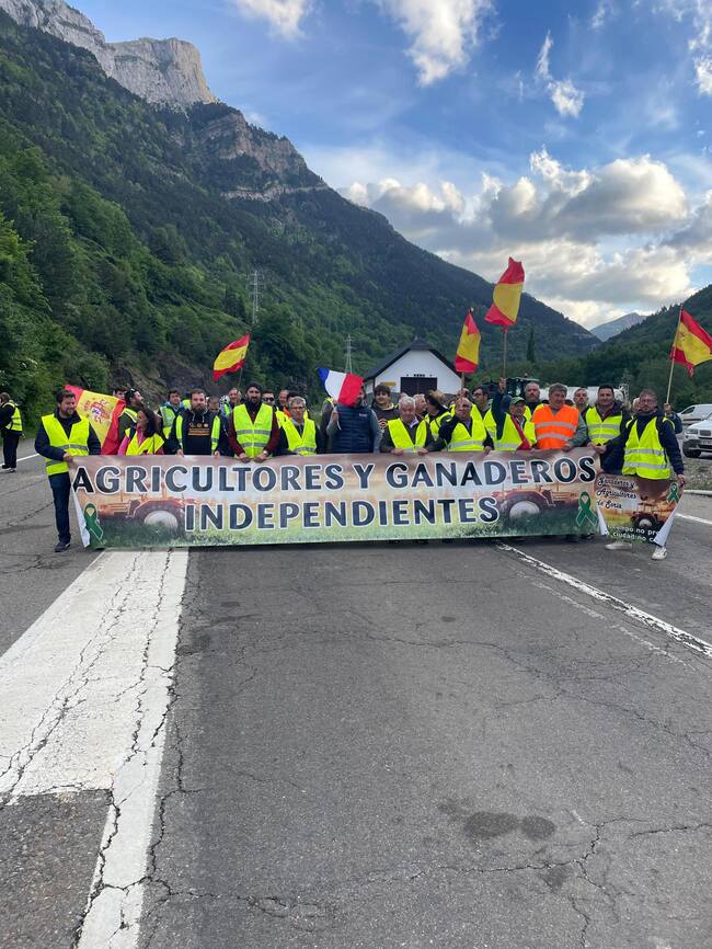 Entre 7 y 7'40 horas volvía la protesta a los pasos fronterizos de Somport y Portalet