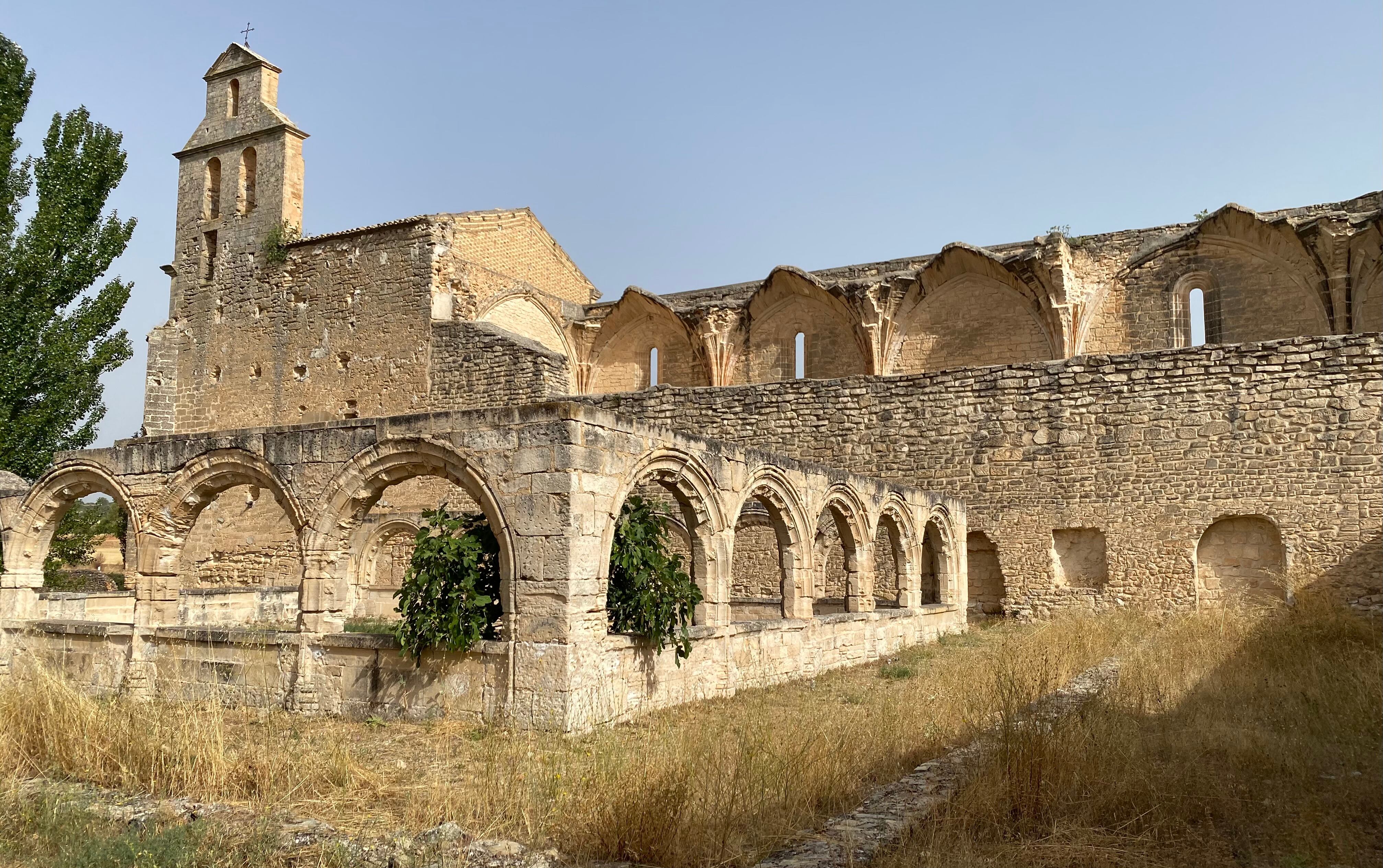 El claustro del convento del Rosal y la iglesia.