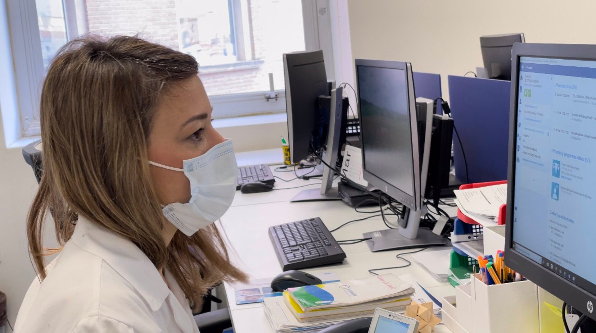 Investigadora del Hospital de Jaén estudiando el cribado de hipercolesterolemia familiar