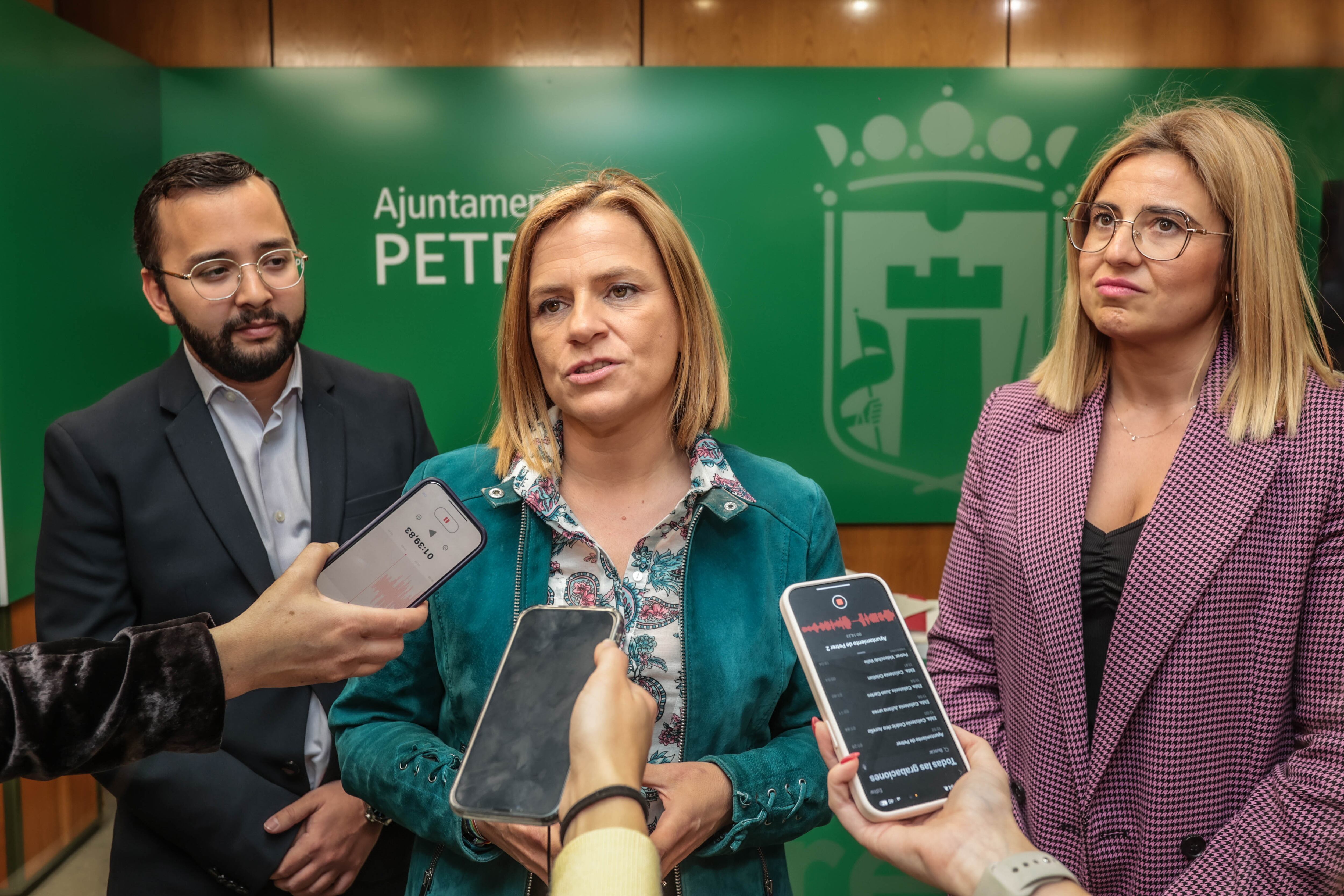 La delegada del Gobierno en la Comunidad Valenciana, Pilar Bernabé, comparece junto a la alcaldesa de Petrer, Irene Navarro