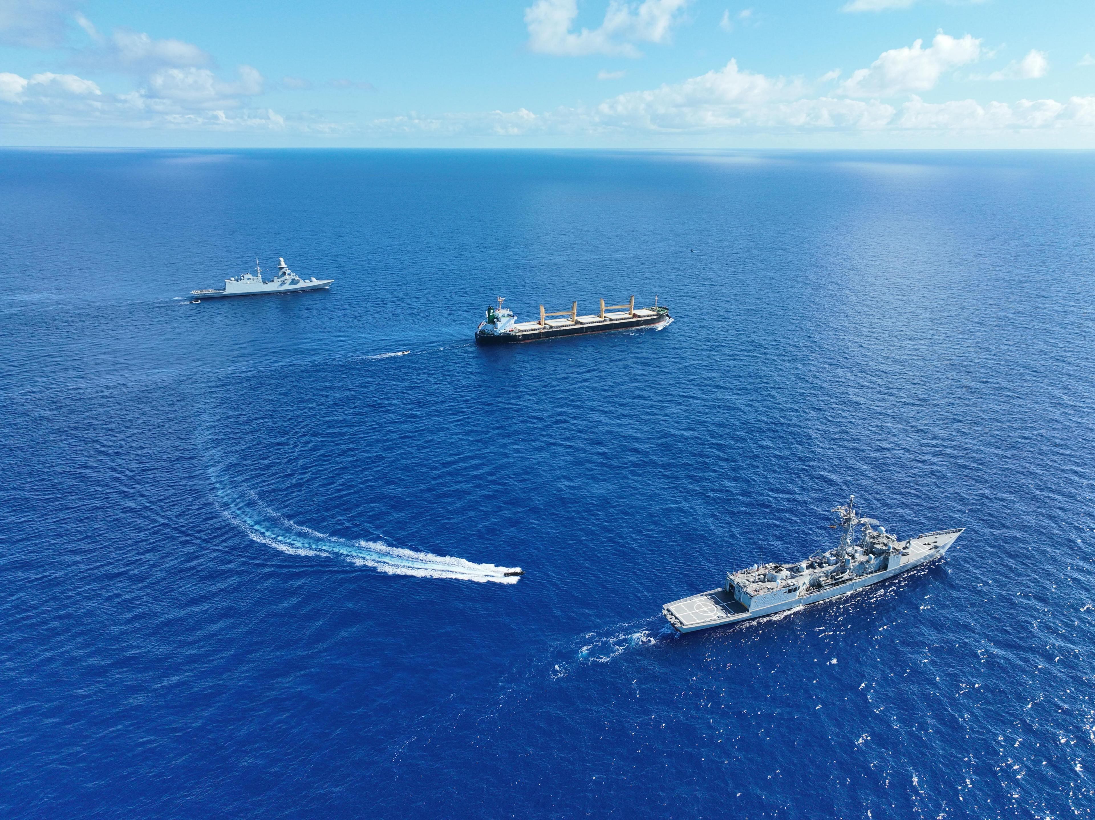 La fragata 'Canarias' escolta a un buque liberado tras un secuestro pirata en aguas de Somalia