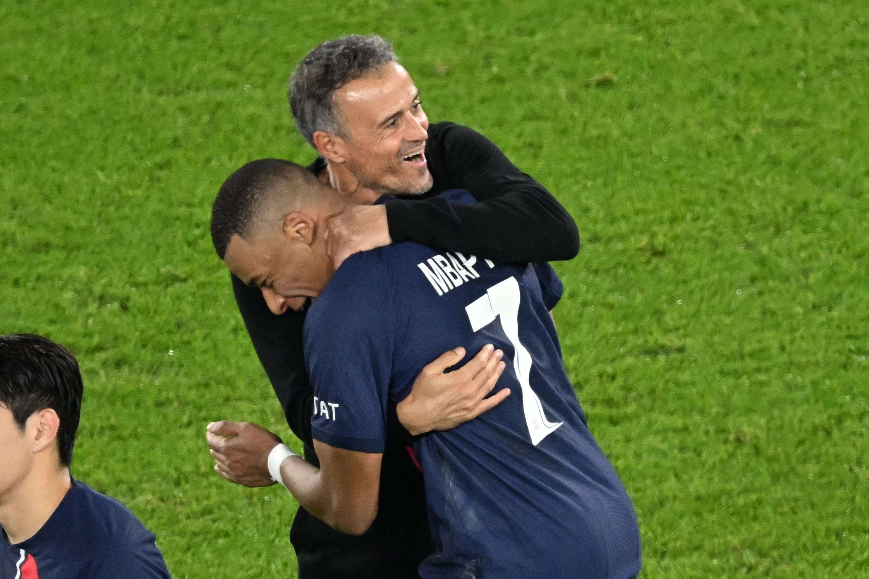 Luis Enrique y Kylian Mbappe se dan un abrazo tras el triunfo del PSG al Milan en Champions. (Photo by Bertrand GUAY / AFP) (Photo by BERTRAND GUAY/AFP via Getty Images)