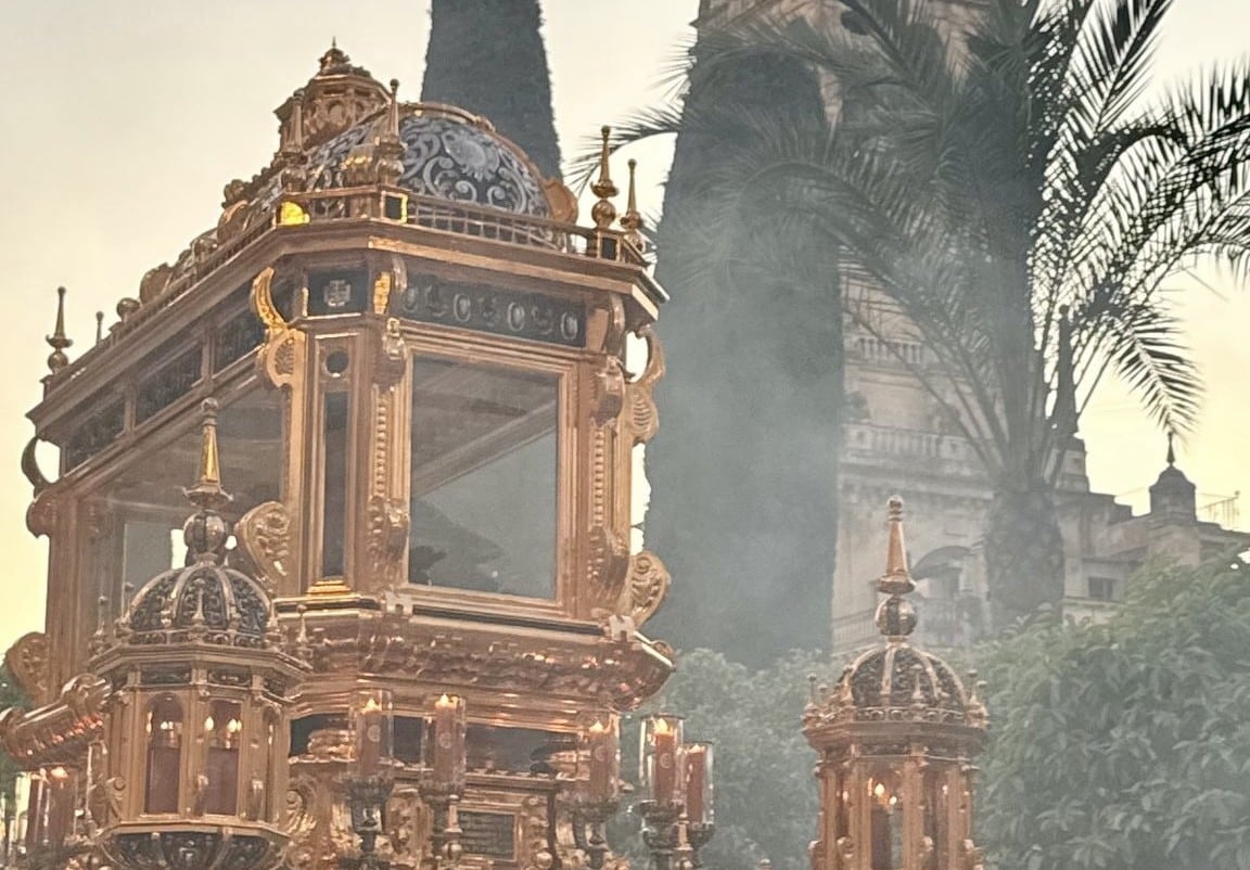 Hermandad del Santo Sepulcro a su paso por el patio de los Naranjos