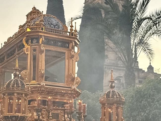 Hermandad del Santo Sepulcro a su paso por el patio de los Naranjos