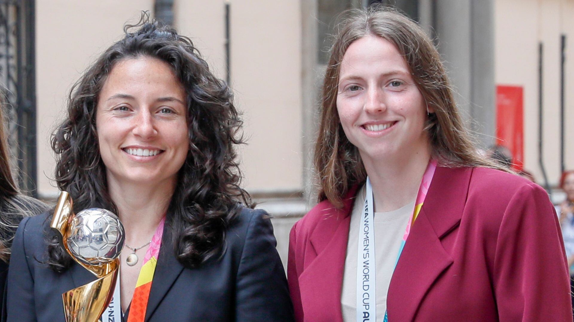 La jugadoras de la selección española de Fútbol, Ivana Andrés (i) y Enith Salón (d) ,a su llegada al Palau de la Generalitat donde han posado con la copa de campeonas del Mundo