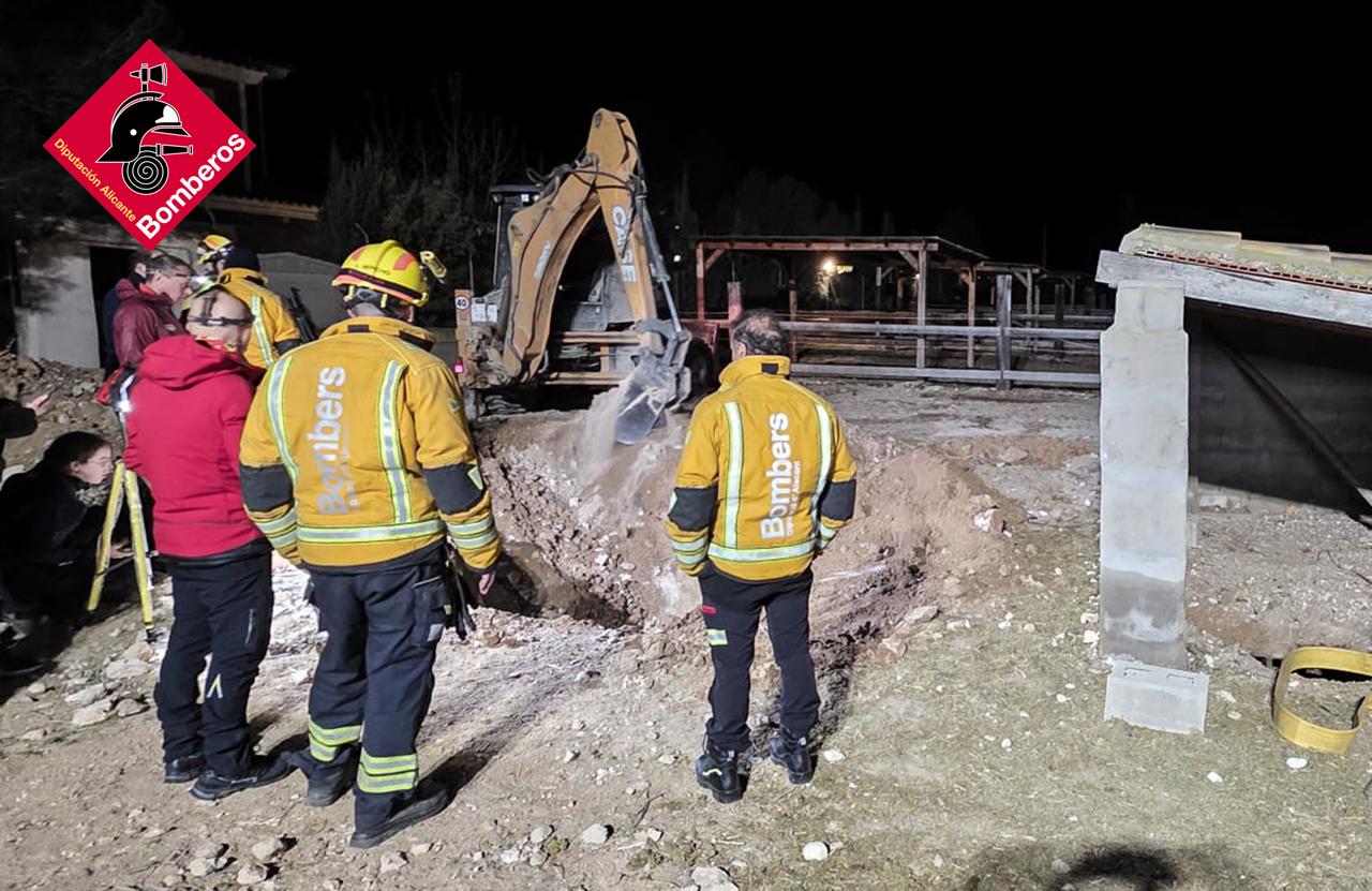 El caballo se encontraba sumergido tras precipitarse por una cavidad al interior del pozo