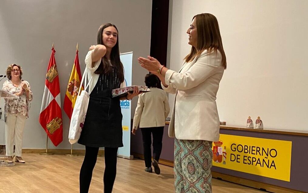 La palentina Lara García, de Herrara de Pisuerga, recibe su premio de manos de la Delegada del Gobierno Virginia Barcones