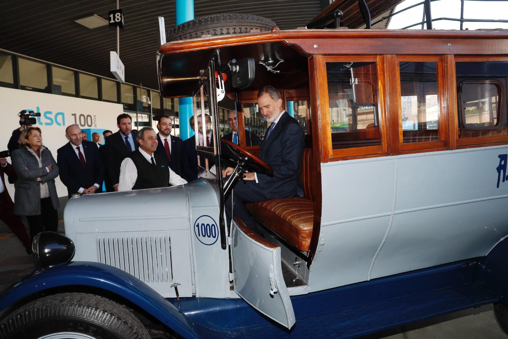 El Rey Felipe VI al volante de uno de los vehículos históricos de ALSA, que acaba de cumplir 100 años.