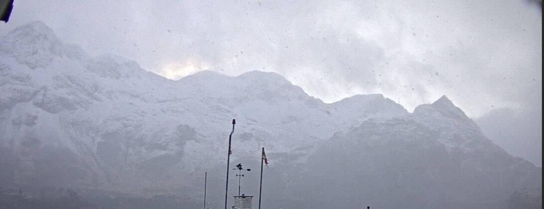 Nieve en las cumbres del Pirineo este jueves por la tarde