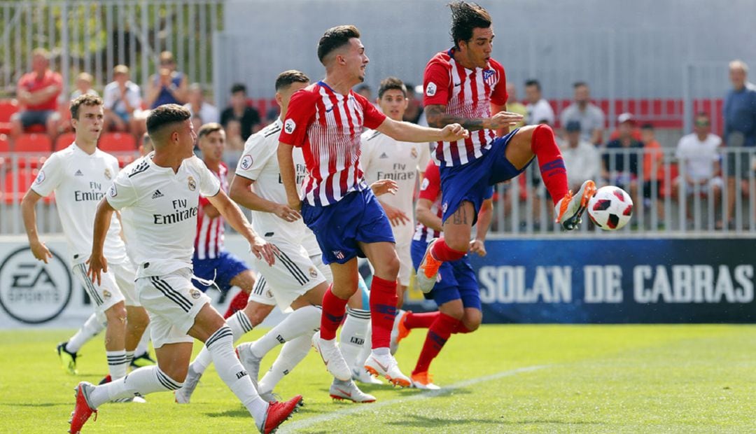 Remate de Samu Araújo que acabó en gol.