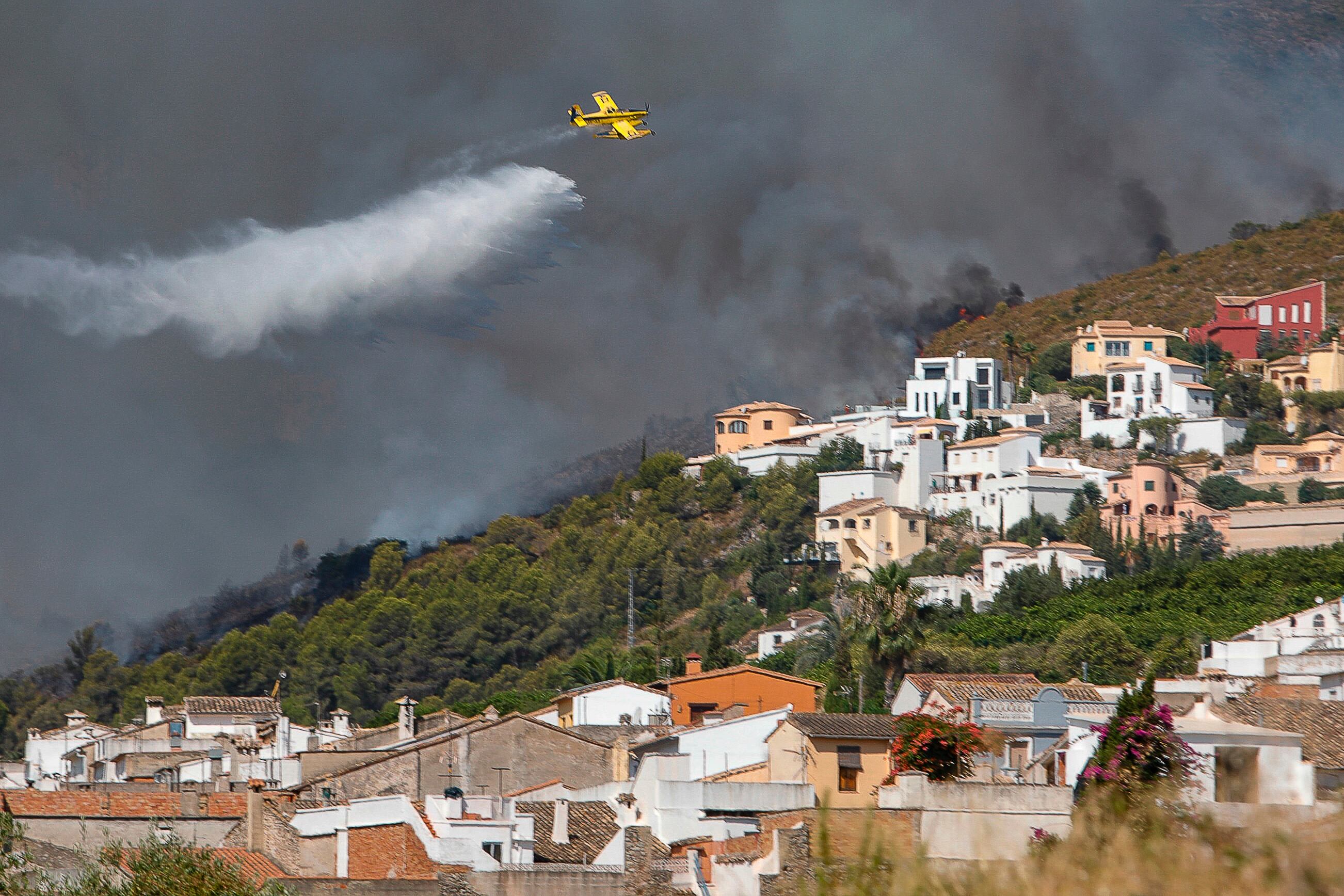 La orografía complica la extinción del incendio de Vall d&#039;Ebo, que se acerca ya a Villalonga.