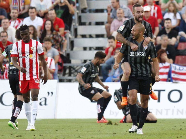 Darder y Amrabat celebran el primer gol del Málaga en Almería