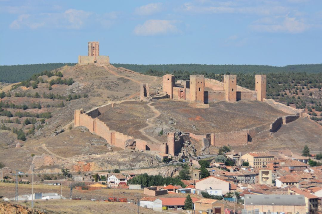 Vista del Castillo de Molina y la Torre de Aragón.