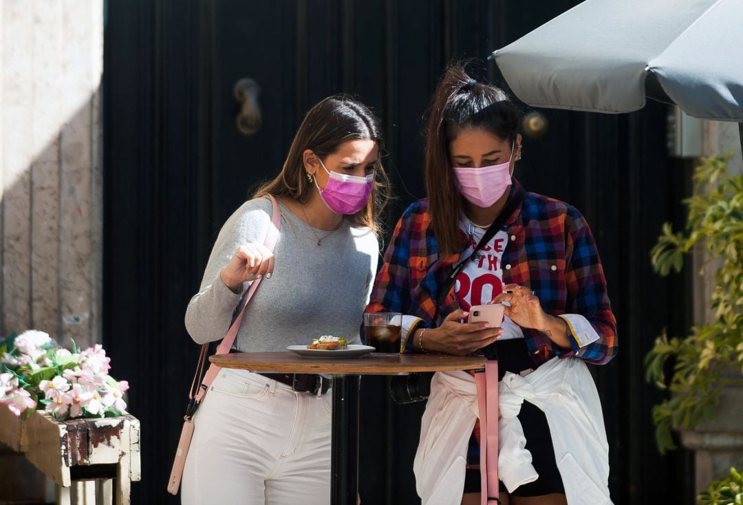 Archivo - Consumidores de terrazas con mascarilla en una imagen de archivo