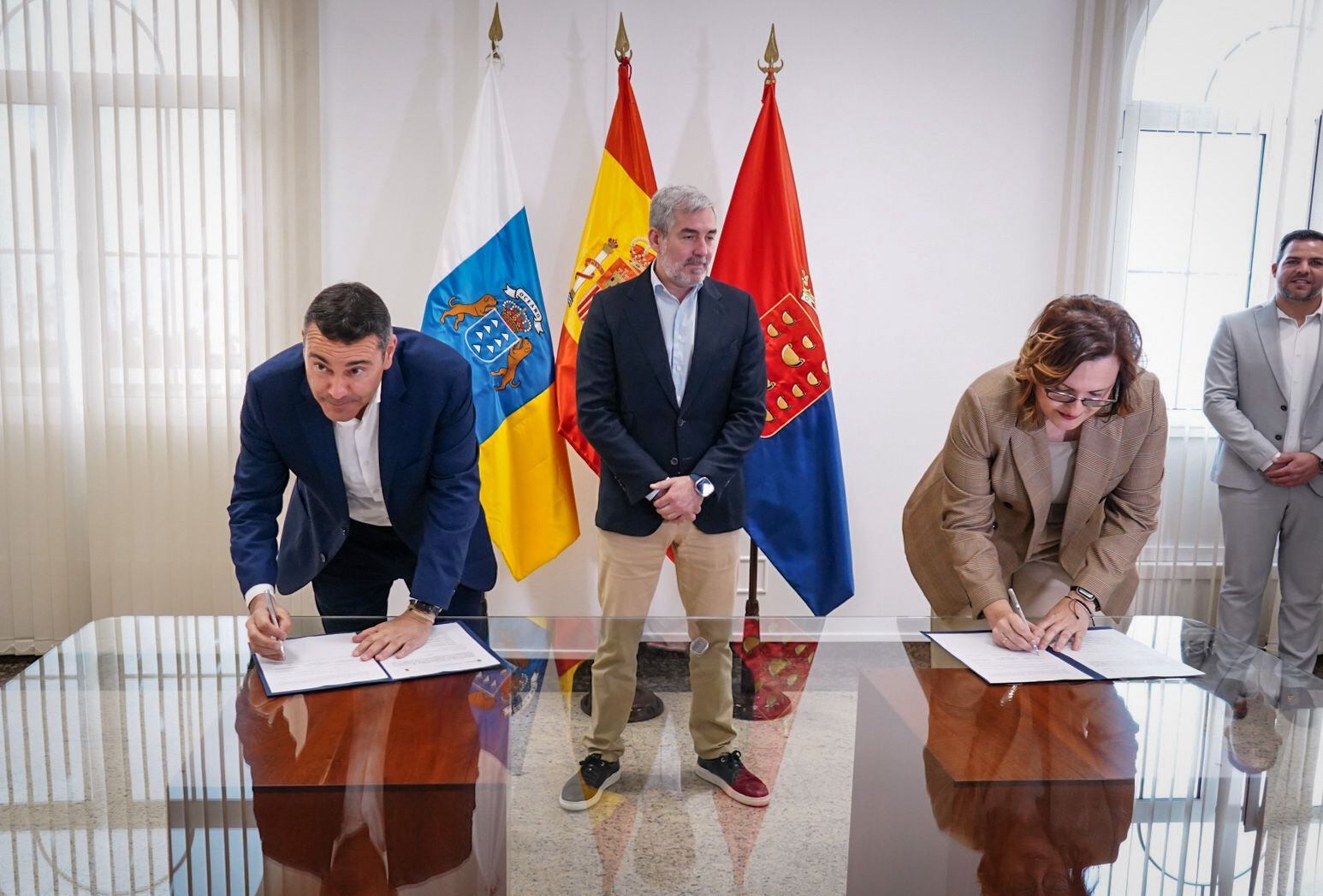 Firma del convenio de Dependencia entre el Gobierno de Canarias y el Cabildo de Lanzarote.