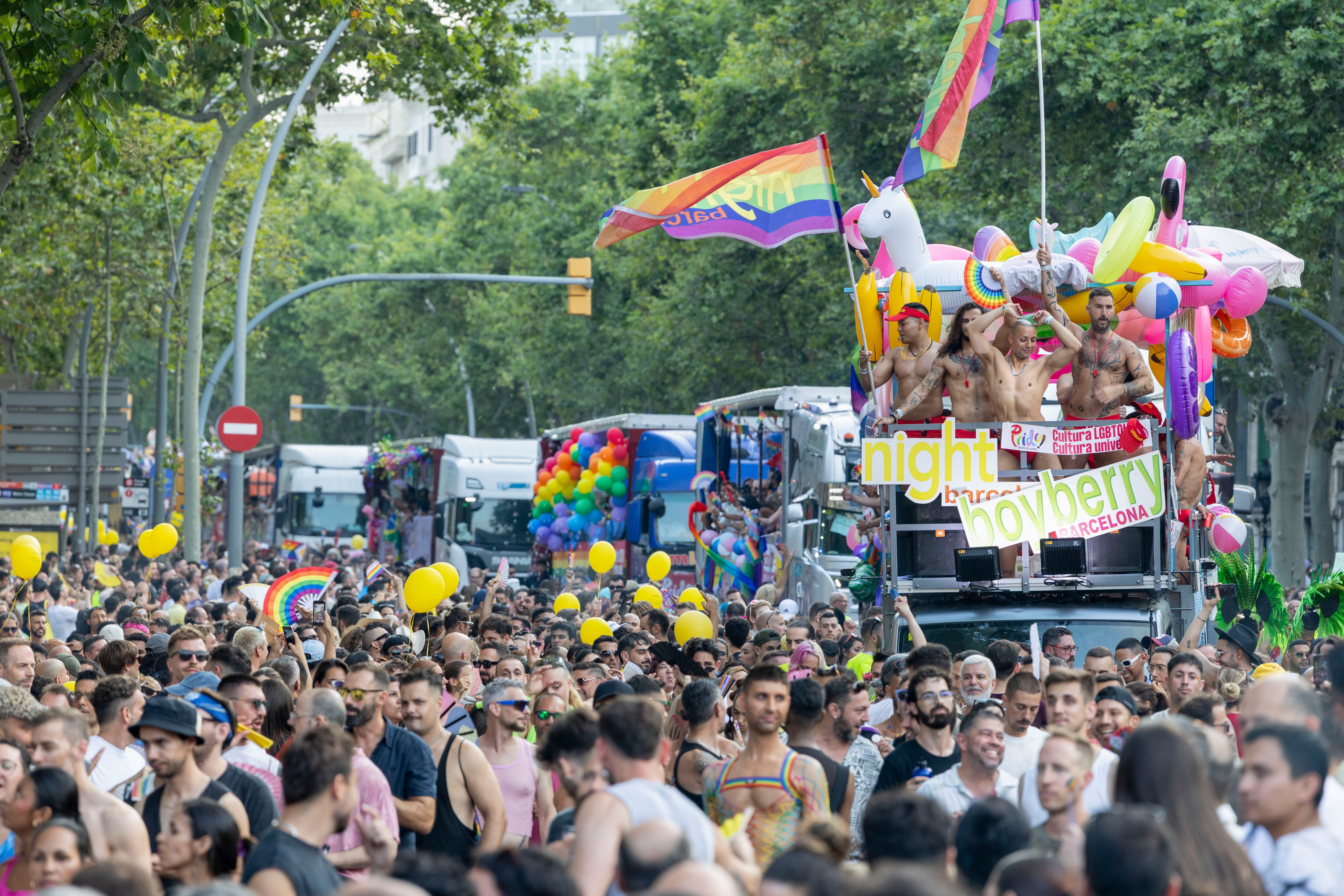 Miles de personas participan este sábado en el centro de Barcelona en el desfile reivindicativo del orgullo Pride, en apoyo a la comunidad LGTBI+.