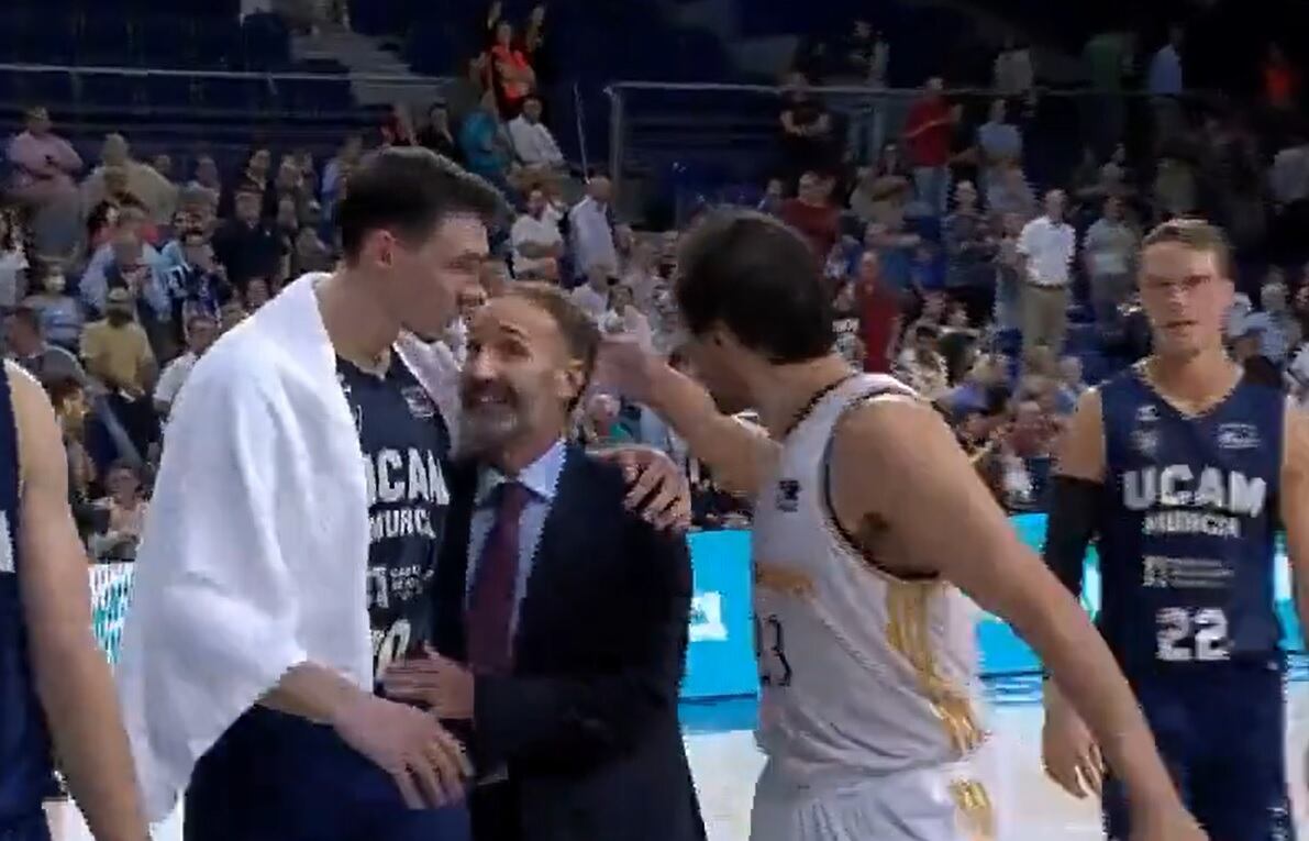 Momento en el que Llull da un toque en la cabeza a Sito Alonso.