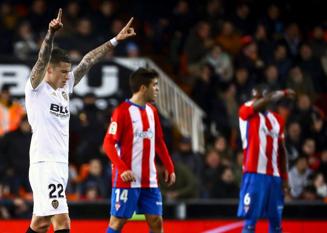 El jugador del Valencia, Santi Mina, celebra el primer gol marcado al Sporting de Gijón, durante el partido de vuelta de octavos de final de la Copa del Rey jugado en el estadio de Mestalla.